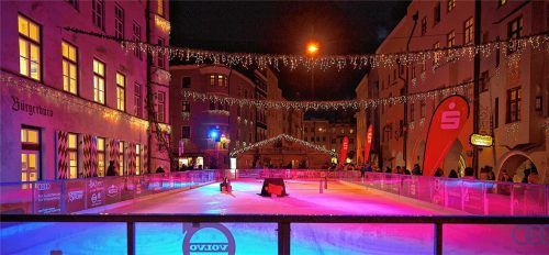Vor der Eröffnung des Wasserburger Eiszaubers. Im Rathaus links daneben tagte der Stadtrat. Einige der Gremiumsmitglieder bereuen die Entscheidung, für die Schlittschuhbahn gestimmt zu haben.Foto Ruf