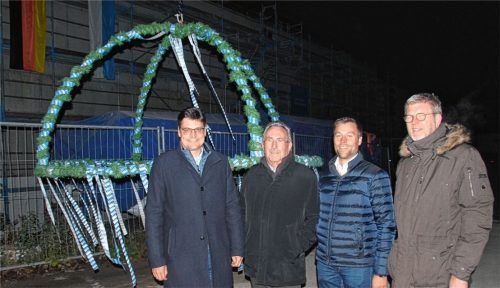 Vor der Richtkrone von links: Max Heimerl, Georg Huber, Rupert Rigam und Dr. Marcel Huber. Foto  Bauer