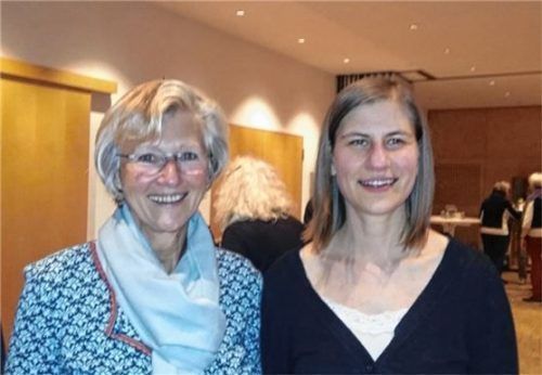 Vorsitzende Irene Poidinger (links) mit der scheidenden Dirigentin Anna Töller. Foto re