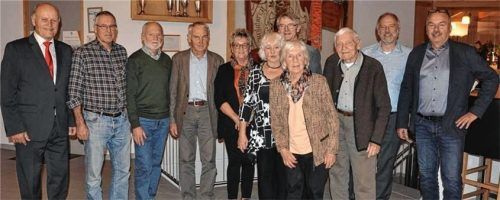 Vorsitzender Anton Kammerloher (links) mit Geehrten (von links): Menno Musselmann, Albert Kuchlmeier, Christian Wörndl, Annemarie Hau, Ursula Jahnel, Josef Wörndl, Susanne Bartolovich, Alfred Bartolovich, Oliver Reichel und Werner Sohler. Foto merk
