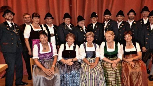 Vorsitzender Franz Fischer (links) ehrte zahlreiche verdiente Mitglieder.Foto thümmler