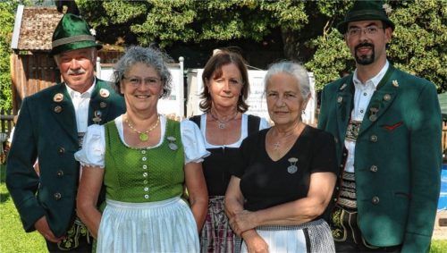 Vorsitzender Hans Stangl (rechts) bedankt sich bei Sepp und Sieglinde Stangl sowie bei Marianne Parigger für 40 Jahre Vereinstreue, Erika Pospischil erhielt das Ehrenzeichen für 25 Jahre Mitarbeit im Verein (von links). Foto Rehberg