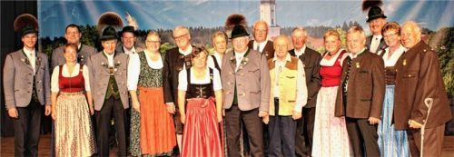 Vorsitzender Ludwig Redl, Christine Hochhäuser, Franz Hochhäuser, Hubert Fischer senior, Martin Schmidmaier, Franziska Guggenberger, Georg Dangl, Anni Kirschner, Ursula Fischer, Herbert Summerer, Josef Fischer, Hans Rösch, Hans Rinser, Silvia Taschner, Hans Ruhsamer, Zweiter Vorsitzender Hans Linner, Irmgard Nour El Din und Achmed Nour El Din (von links nach rechts)Fotos re