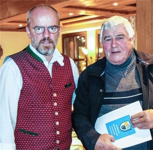 Vorsitzender Markus Mädler (links) ehrt Franz Fraas. Foto Ammelburger