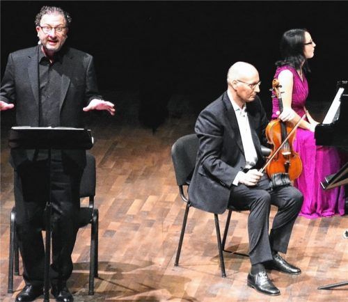 Während Stefan Wilkening Gedichte rezitiert, warten die Musiker auf ihren Einsatz. Foto  Janka