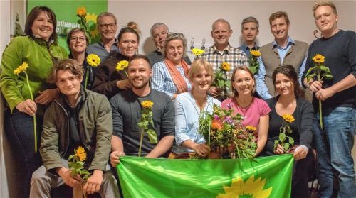 Wahlkampf mit Sonnenblume (von links): Claudia Köhler, MdL und Stimmkreisbetreuerin, Quirin Kirchhof, Birgit Krause-Kratz, Heinz Bruns, Elisabeth Gürtler, Matthias Wenig, Peter Wiedeburg, Cornelia Beblo, Bürgermeisterkandidatin Dr. Nicole Eckert, Johannes Lessing, Janna Miller, Thomas Bönisch, Stefan Schiller, Daniela Kuhn, Wolfgang Krenzler. Foto re