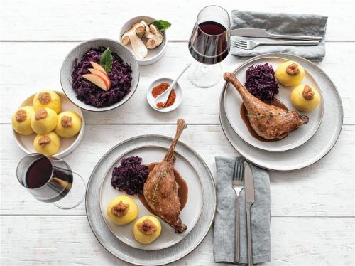 Weihnachtsschmaus mit französischem Flair: Die kräftigen Aromen von Gänsefleisch verlangen Fingerspitzengefühl bei der Auswahl des begleitenden Rotweins.Foto djd/Mouton Cadet