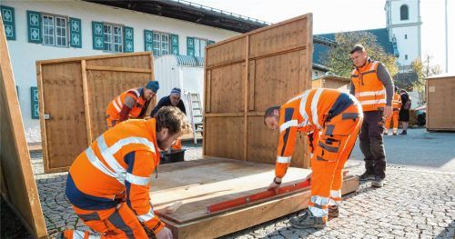 Weil alle Buden nach dem gleichen System aufgebaut werden, tun sich die Bauhof-Mitarbeiter seit der Neuanschaffung vor einigen Jahren viel leichter. In der Hälfte der Zeit stehen die Stände für den Christkindlmarkt im Vergleich zu früher.Foto berger