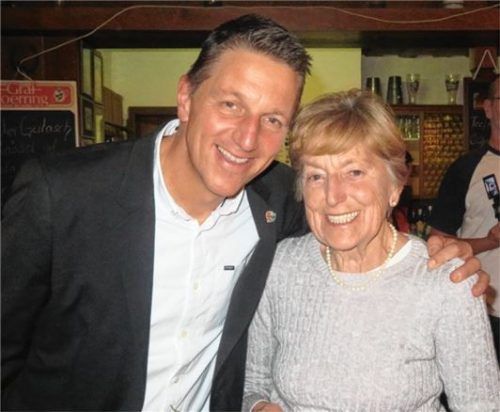 Wenn der Sohn die Mama ehrt: TSV-Vorsitzender Stefan Schörghuber dankt seiner Mutter Elfriede für 55-jährige Mitgliedschaft. Foto  Rath