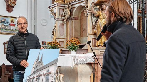 Wie die Basilika gestützt werden musste, dokumentieren Rudolf Froschmayer (links) und Martin Langner. Fotos  Stache