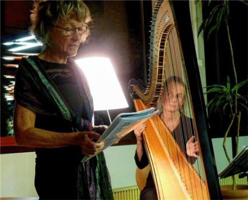 Wie eine Art Kammerspiel erwartete die Zuhörer im Haus des Buches, als Carmen Däumer (links) und Barbara Pöschl-Edrich beim Abend „Liebe in Wort und Musik“erzählten und musizierten.Foto  fischer