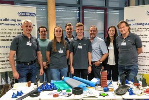 Wie eine Ausbildung in den unterschiedlichen Betrieben abläuft, darüber konnten sich die Realschüler an den einzelnen Ständen einen Überblick verschaffen. Foto  Fischer