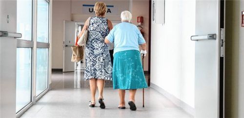 Wie geht es nach einem Krankenhausaufenthalt weiter? In der Regel ist der Sozialdienst der Klinik der erste Ansprechpartner für Angehörige und Patienten.