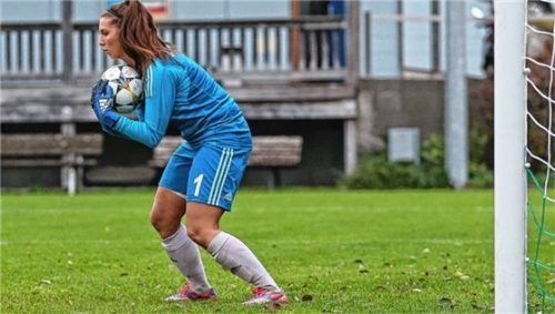 Wieder überragend: Bad Aiblings Torhüterin Marina Höller hielt den Punkt fest. Foto  Habermann