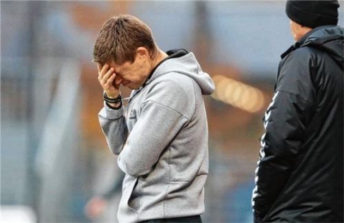 Wollte nicht mehr hinschauen: Wacker-Trainer Ronald Schmidt. Foto  Butzhammer