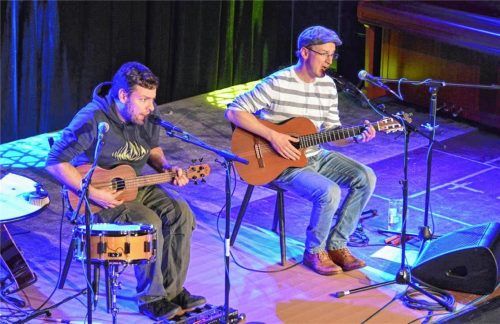 Zaghaft? Schüchtern? Der Eindruck täuscht. Denn das Programm der Liedermacher Simon und Jan bei den Kleinkunsttagen in Rosenheim hat es in sich. „Alles wird gut“ vermitteln sie, nicht ohne zuvor mit bewusster Untertreibung dem Publikum den Spiegel in Politik und Gesellschaft vorzuhalten. Und es zugleich einzubeziehen.Foto  Sieberath