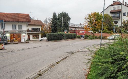 Zu breite Straßen, zu wenig Aufenthaltsqualität: Das Ortszentrum von Großkarolinenfeld soll umgestaltet werden. Foto khe