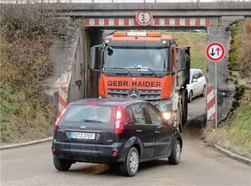Zu Stoßzeiten kann es an der Unterführung bei Klugham schon mal eng werden. Jetzt ist klar: Die Gemeinde beteiligt sich an einem Ausbau, der etwas breiter werden muss, als ursprünglich geplant. Foto  Rath