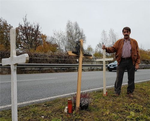 Sebastian Gröber stellte Kreuze für Melanie und Ramona auf. An der Miesbacher Straße. Dort, wo die beiden jungen Frauen vor drei Jahren starben. Foto  weiser