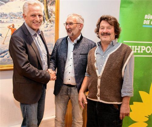 Zur Aufstellung als Bürgermeister-Kandidat der Grünen in Ruhpolding gratulierten Sepp Hohlweger (Mitte) Bergens Bürgermeister Stefan Schneider (links) und Wahlleiter Willi Geistanger.Foto effner