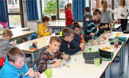 Zur Zeit des Apostel Paulus gab es zur Kommunikation noch keine Handys oder Navis, sondern die Flaschenpost, die die Kinder hier basteln.