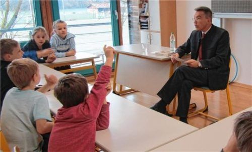 Zurück am Lehrerpult: Auch Landtagsabgeordneter Otto Lederer nahm sich Zeit, den Schülern etwas vorzulesen. Foto  re