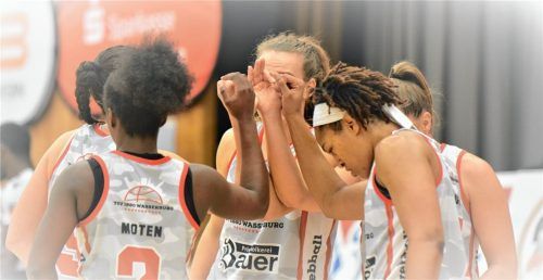 Zusammen stark: Wasserburgs Basketballdamen wollen am Samstag beim aktuellen deutschen Meister Herne einen Sieg einfahren. Foto  Hörndl