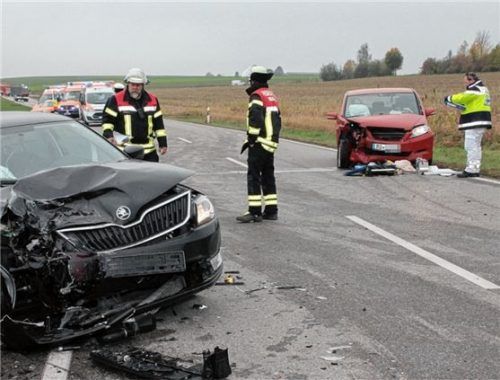 Zwei Verletzte und zwei zerstörte Autos sind die Bilanz eines Unfalls im Gemeindegebiet von Vogtareuth.Foto reisner