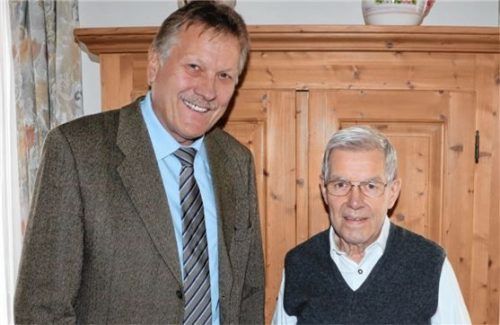 Zweiter Bürgermeister Josef Hollinger (links) gratuliert Georg Voggenauer zum 80. Geburtstag.Foto rehberg