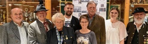 Zweiter Schützenmeister Karl Heinz Unger, Erster Schützenmeister Christian Edenhofer, die geehrten Mitglieder Resi Höffner, Rudi Obermaier junior, Karo Sorg, Hans Schupfinger senior, Amalie Hedderich und rechts der Zweite Gauschützenmeister Josef Schuster (von links).Foto re