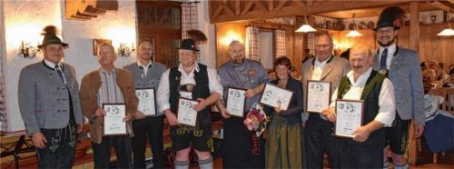 Zweiter Vorsitzender Andreas Buchauer, Dieter Göttlinger, Hansi Bichler, Magnus Waller, Seppi Waller, Klara Berger, Max Resch, Sepp Waller und Vorsitzender Markus Ziegaus (von links). Foto re