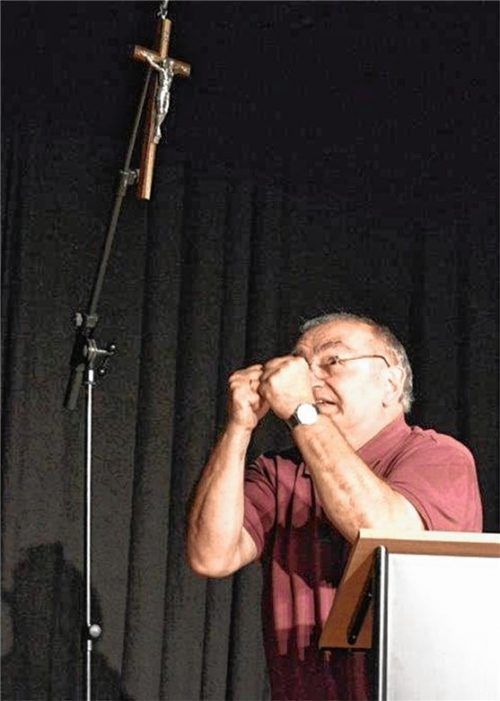 Zynismus in Vollendung: Kabarettist und Schauspieler Sigi Zimmerschied polarisiert und geht mit seinen Wortbeiträgen auch kräftig unter die Gürtellinie. Das erlebte sein Publikum bei den Rosenheimer Kleinkunsttagen. Foto  Sieberath