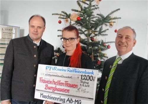 1200 Euro überreichten Maschinenring-Geschäftsführer Peter Falter (links) und Vorsitzender Wolfgang Lohr (rechts) an Silvia Maier, Geschäftsführerin von „Frauen helfen Frauen“.Foto Wagner