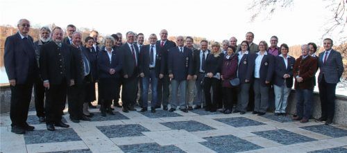 15 Frauen und Männer wurden jetzt für ihr Engagement beim BRK ausgezeichnet. Foto re