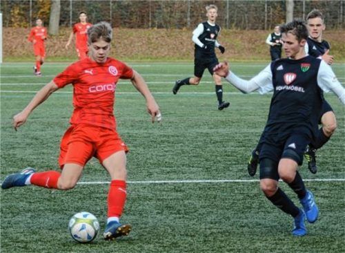 1860 Rosenheims A-Junior Luca Schmitzberger (links) wird von Schweinfurts Sebastian Lorz angegriffen.Foto Horling