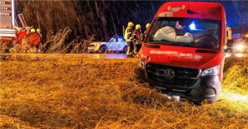 23 Einsatzkräfte säuberten die Unfallstelle.Foto lamminger