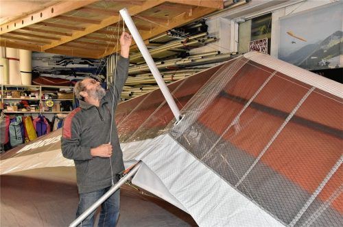 3,10 Meter Deckenhöhe hat Tomas Pellicci in seiner Werkstatt im Stephanskirchener Ortsteil Kragling, die er angesichts der Ausmaße seiner Fluggeräte auch unbedingt braucht.Fotos schlecker (3)/maier