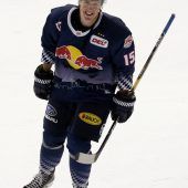 Jason Jaffray lächelt auf dem Eis