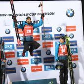 Peiffer stürzt – Fourcade siegt