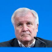 Seehofer hält an Grenzkontrollen fest