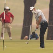 Golf mit Gesichtsmaske