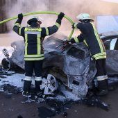 Zwei Fahrzeuge brennen aus