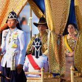 Thai-König lässt sich feiern
