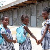 Schulen für Afrika – aus Plastikmüll