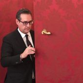 Unbeirrbar im Affärensumpf