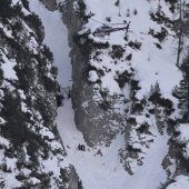 Lawine reißt Eiskletterer 250 Meter in die Tiefe