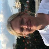 Es hat rosa Flügel und eine Schürze