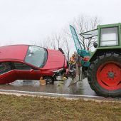 Auto verkeilt sich in Traktoranhänger: fünf Verletzte