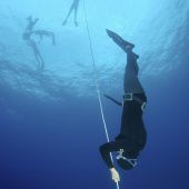 Mit nur einem Atemzug 214 Meter in die Tiefe