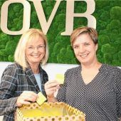 Nähmaschine und Blumen